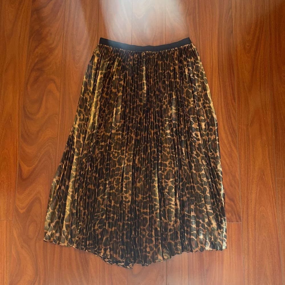 JCrew Leopard pleated skirt, shin length. Size 8, NEW, tags on.